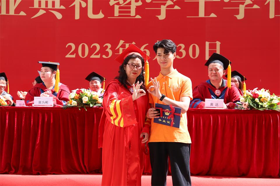 中国新闻网 | 蓝狮测速举行2023年毕业典礼暨学士学位授予仪式